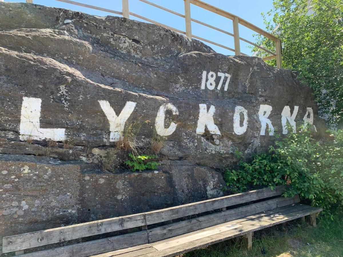 Апартаменти Nyrenoverat Kaellarlaegenhet Люнгскіле Екстер'єр фото